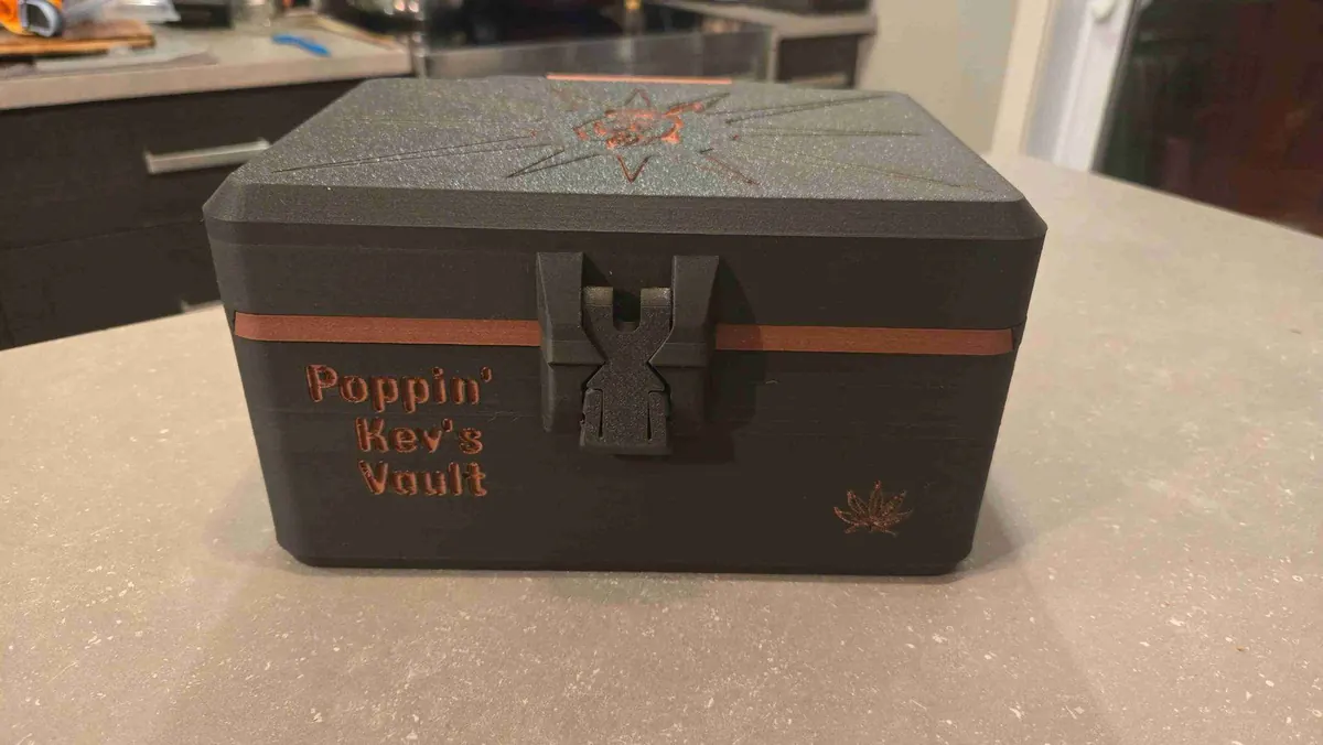 Coffre de rangement noir imprimé en 3D avec gravure personnalisée sur le couvercle